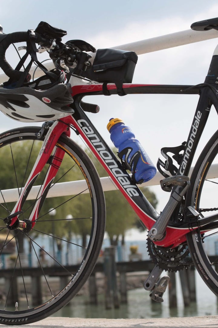 oRennradtour von Cannes nach Paris, in der Pause abgestelltes Cannondale-Rennrad mit anhängendem Helm am Lenker