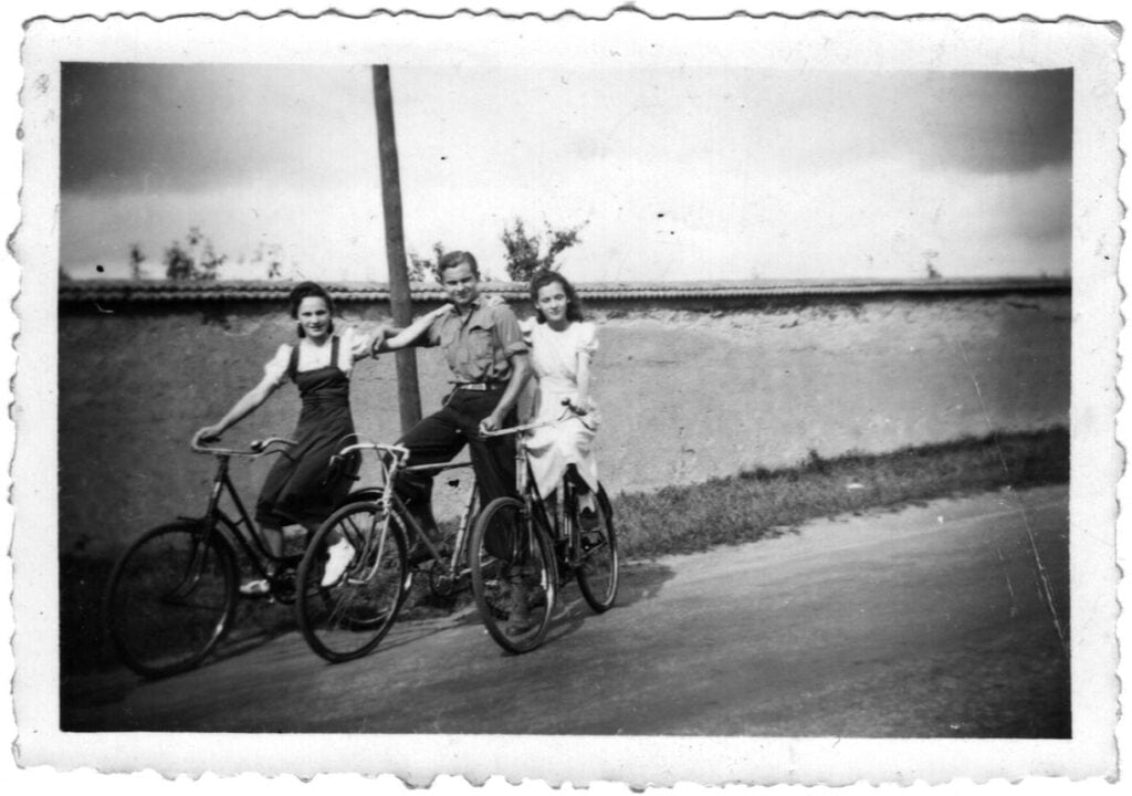 Historische Radausfahrt im Jahr 1940 in Mittelfranken. 2 Damen und 1 Herr fahren von Burk nach Feuchtwangen