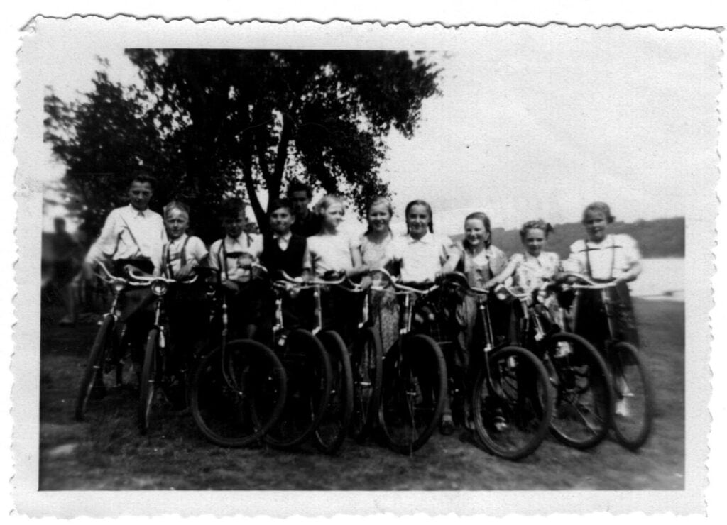 Ein Fahrradausflug zum Orrotsee im Sommer 1943 einer Schulklasse