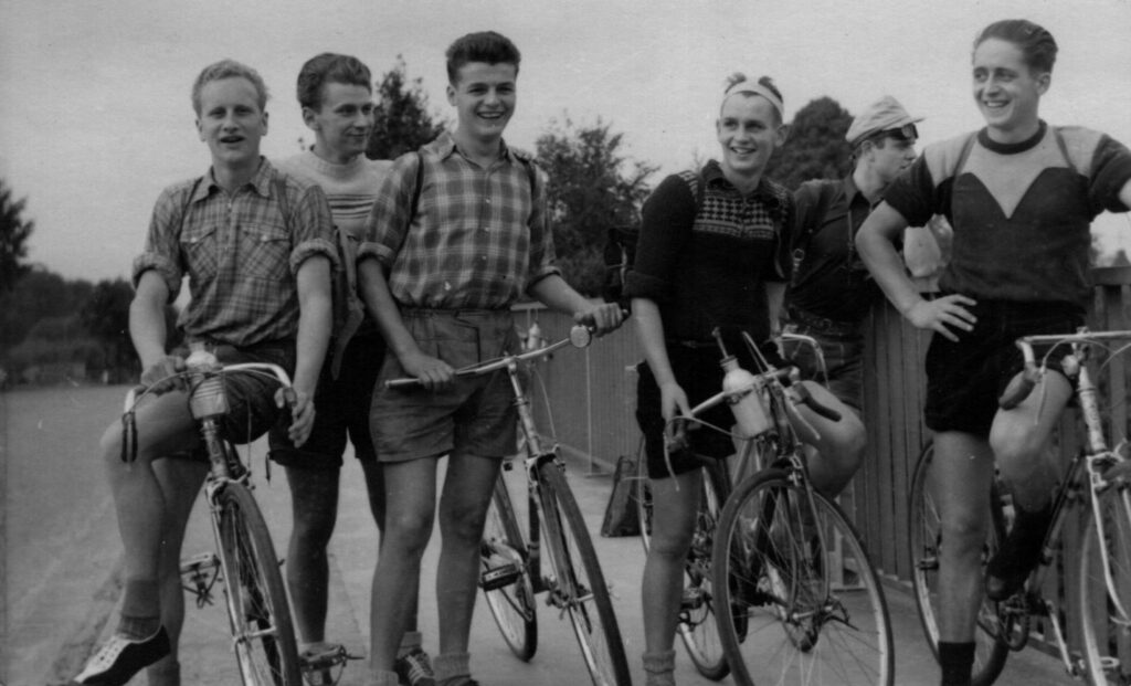 Junge Fahrradfahrer im Jahr 1955 unterwegs