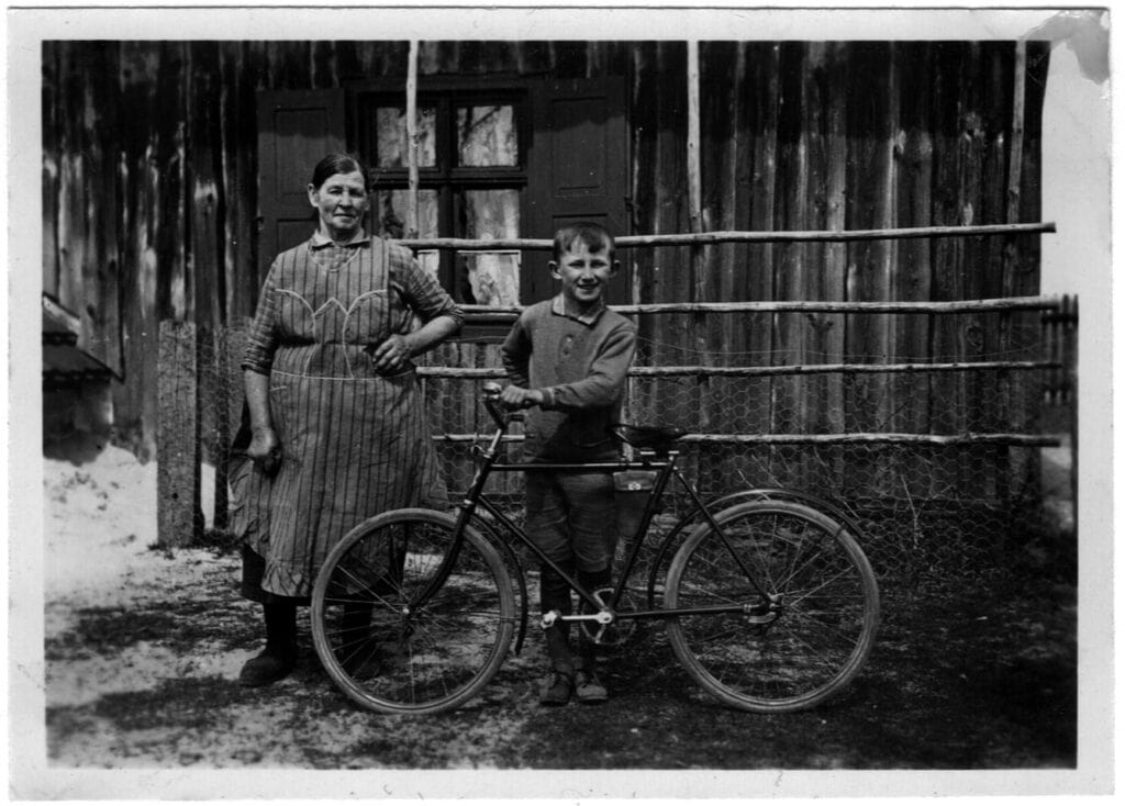 Oma Astrid und Oskar vor ihrem Bauernhaus in Jönköping in Südschweden – Ein Moment des Stolzes