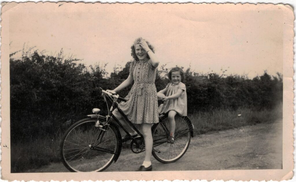 Hilde und Lotte unterwegs mit dem Fahrrad zu ihrer Oma