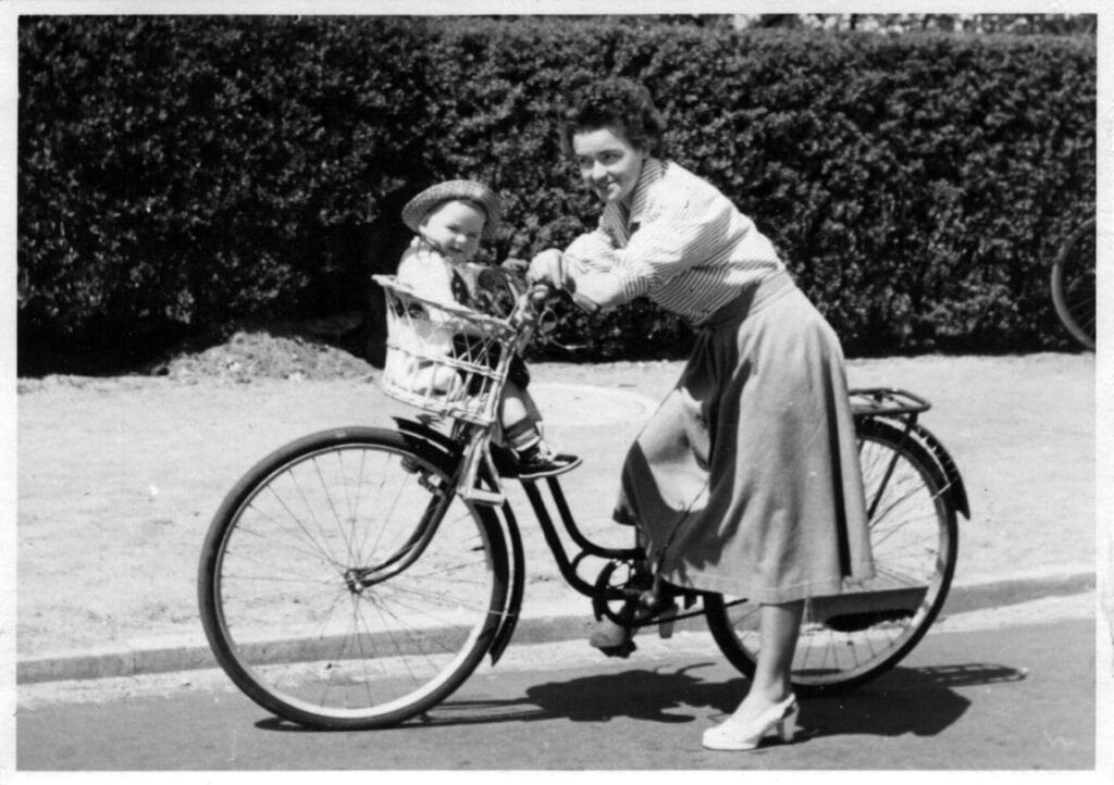 Maria und ihre Helga mit dem Fahrrad unterwegs